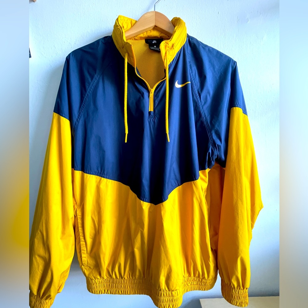 Nike pull over windbreaker.